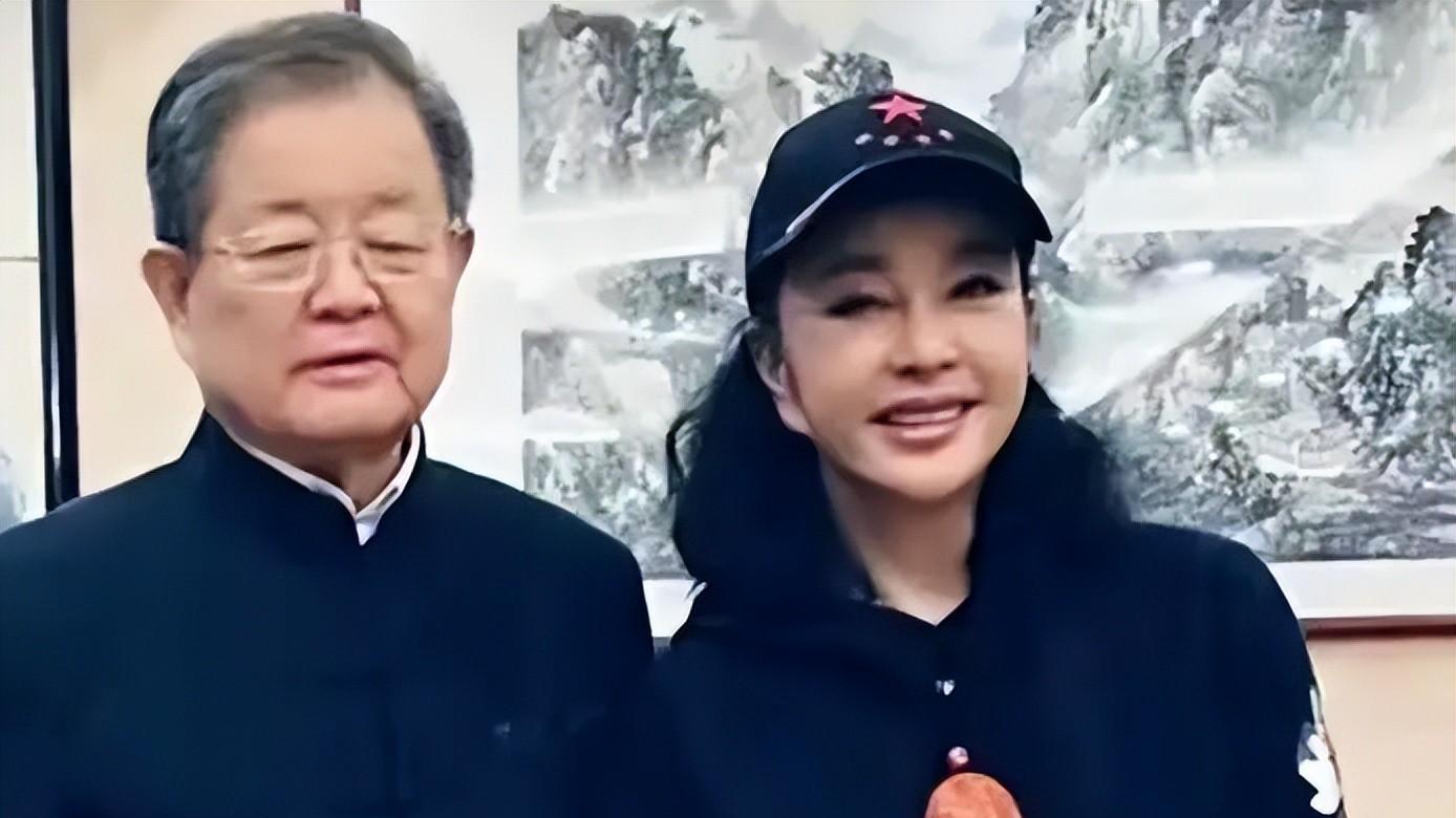 爆料，74岁的著名演员刘晓庆与小20岁的男摄影师发生婚外情
