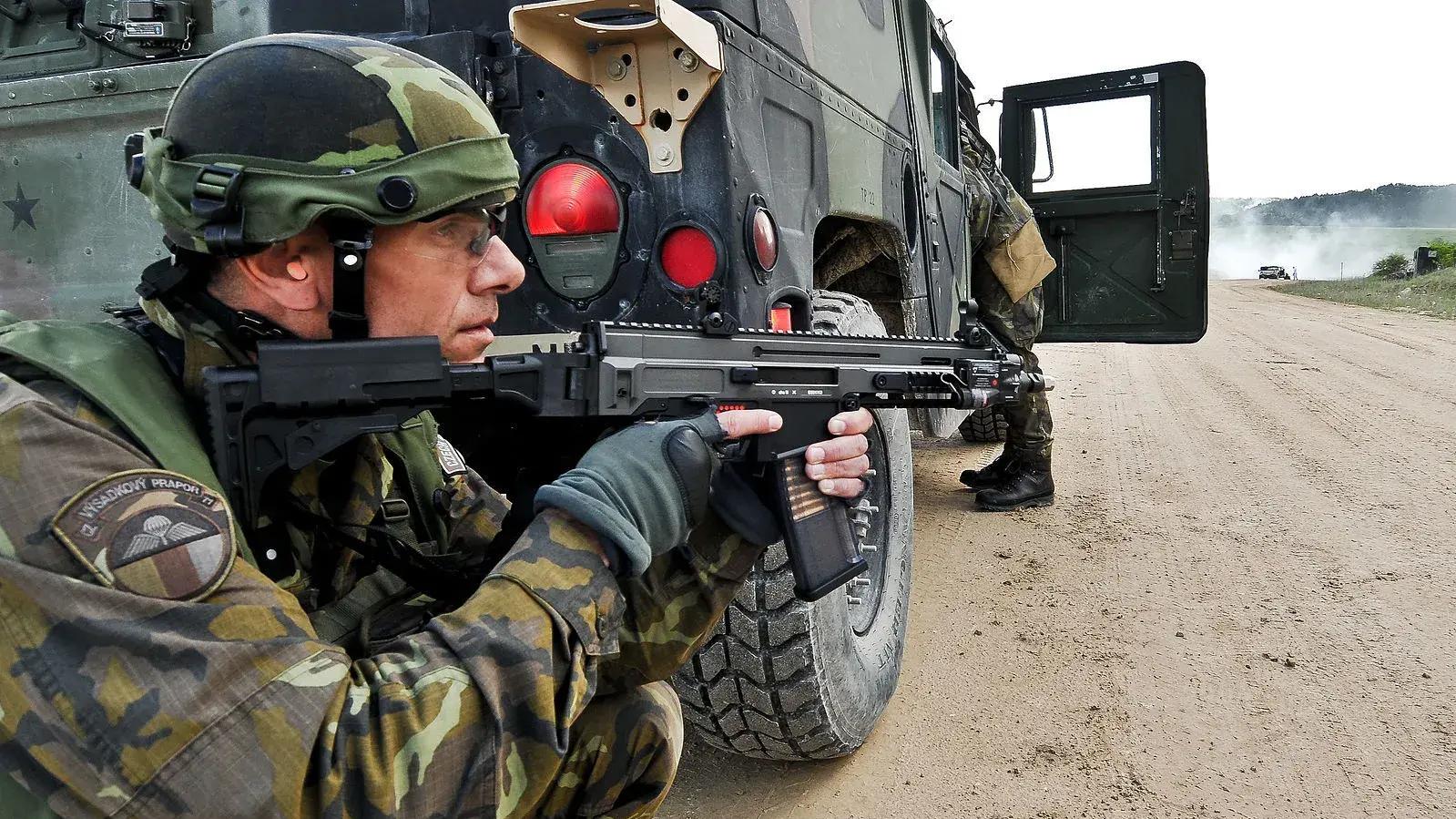 俄乌战场：全球新武器试验场，CZ 805脱颖而出