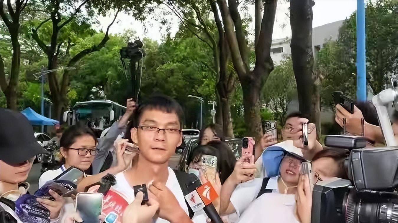 大学第一天，唐尚珺与校领导谈笑自若，室友们压力山大，不想曝光
