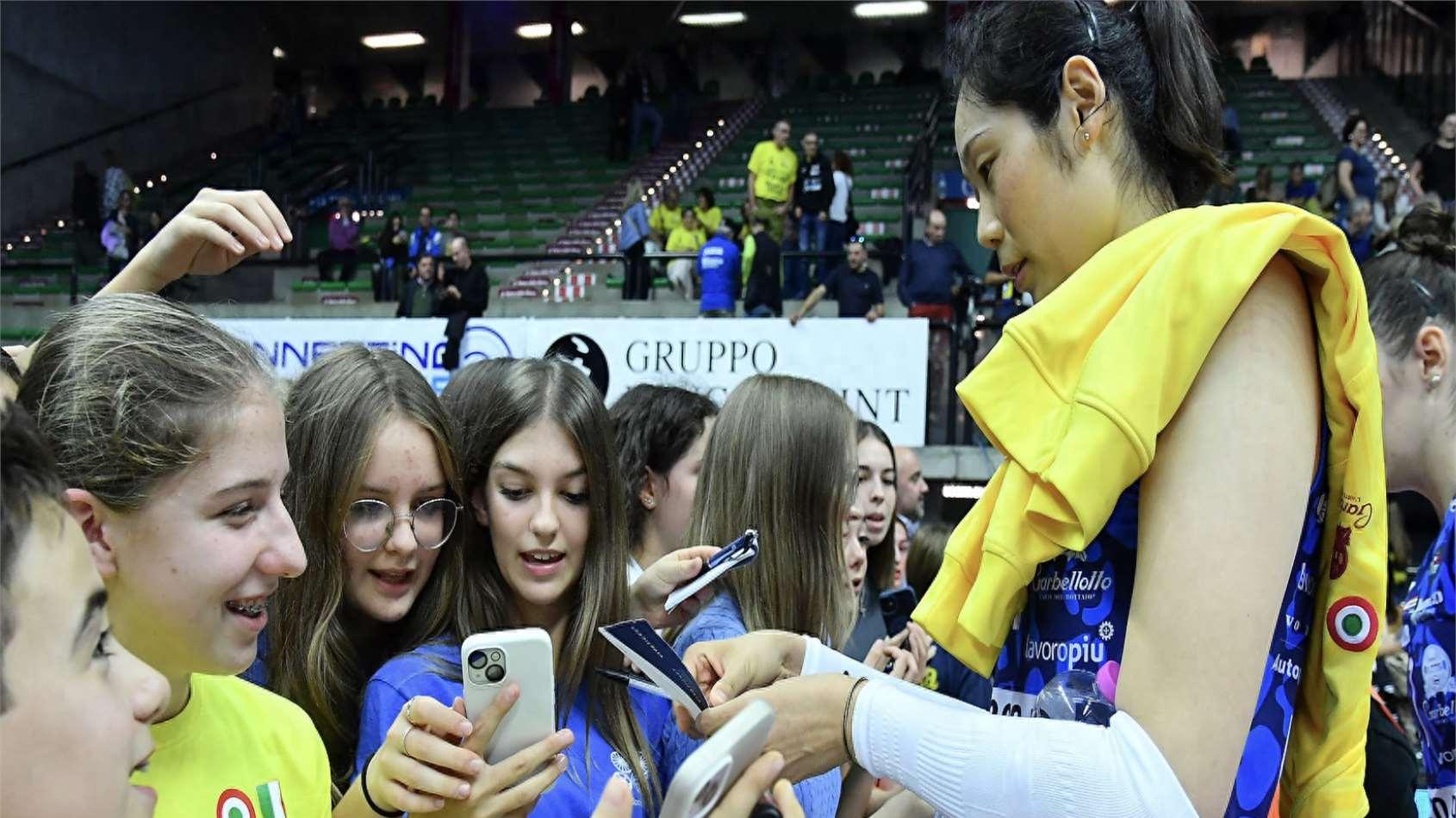 女排头牌首秀朱婷卸掉手腕绷带15扣4中拿6分仍获主帅称赞