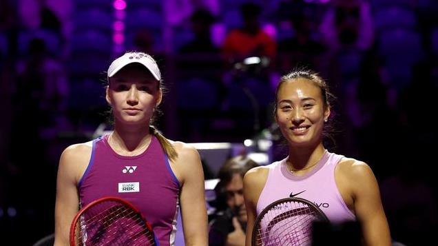 超级强势！郑钦文2-1战胜莱巴金娜，年终总决赛小组出线占得先机