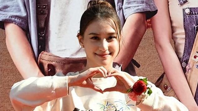 赌王三太四太一同亮相像老姐妹，窦骁首次和消防员姐夫同框好拘谨