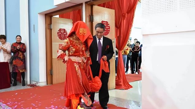 “新型”婚礼正在蔓延，各种“违背祖宗”的操作，看花了眼