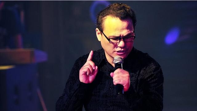 他曾是“歌坛天王”， 因流氓罪入狱后又成老赖，今61岁儿子才14岁