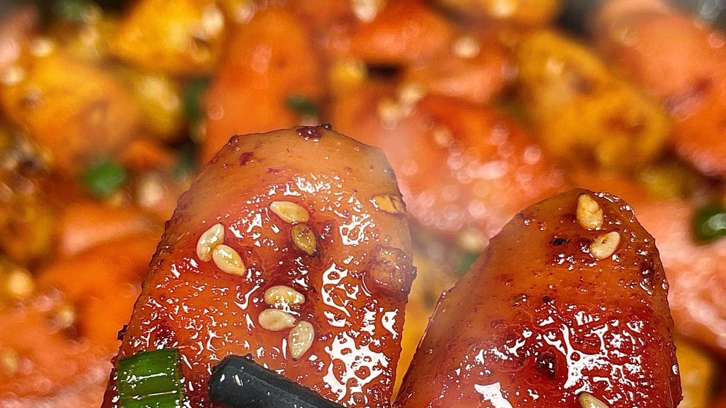 舌尖上的美味碰撞：孜然土豆火腿，一道让人欲罢不能的家常新宠