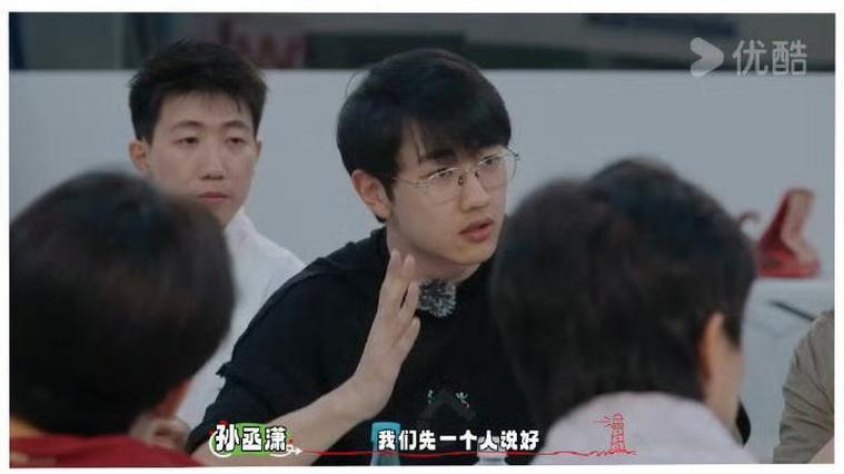 金莎和小19岁男友车内亲密互动，浓情蜜意，眼神拉丝，感情超甜！