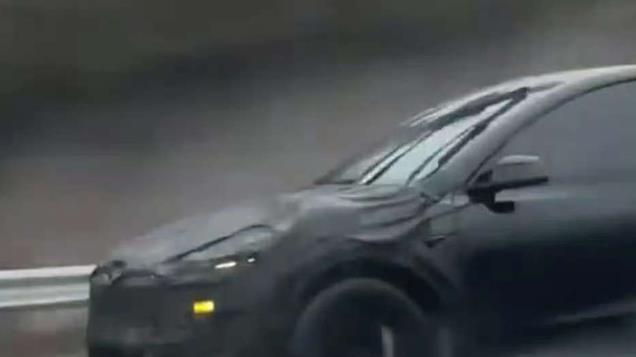 新款Model Y路跑视频曝光，贯穿式尾灯没跑了，只等明年一季度上市