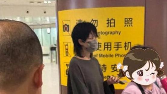 54岁王菲低调送女儿出国，18岁李嫣时尚造型吸睛，母女形影不离惹人羡