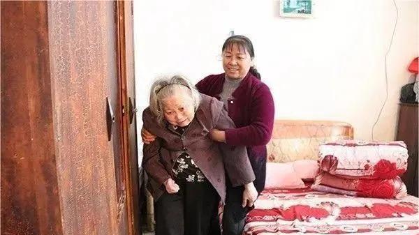 我63岁初婚，婚后1个月二婚老伴要我给她女儿出嫁妆，我：没门