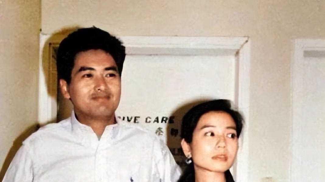 葬礼上周润发一把抱住这个刚成为寡妇的女人 40年的情谊至今未变