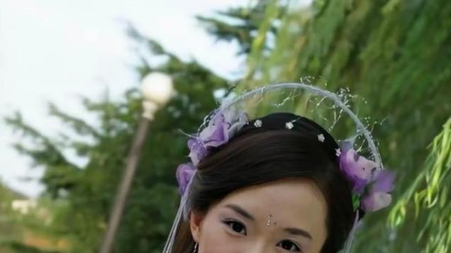 45岁霍思燕头戴黑布巾打扮怪异现身活动略显圆润，网友：像坐月子