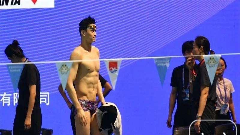 热搜第一！时隔4年3个月，孙杨复出首秀，小组第一！妻子发声