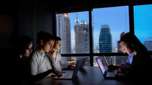 为什么说，中产阶级既是最让人羡慕的阶级，又是最苦逼的阶级？