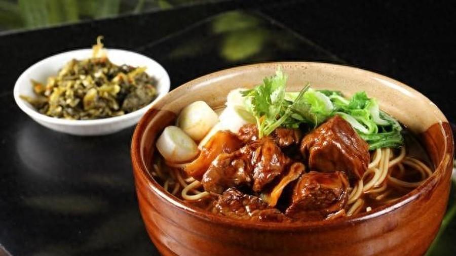 她61岁，养老金710，女儿给她买电梯房，给儿子找工作，她很开心