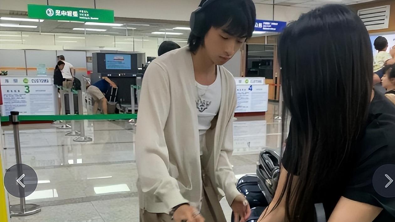 伊能静母子现身机场，身材瘦弱搬六个箱子，气喘吁吁不让儿子帮忙