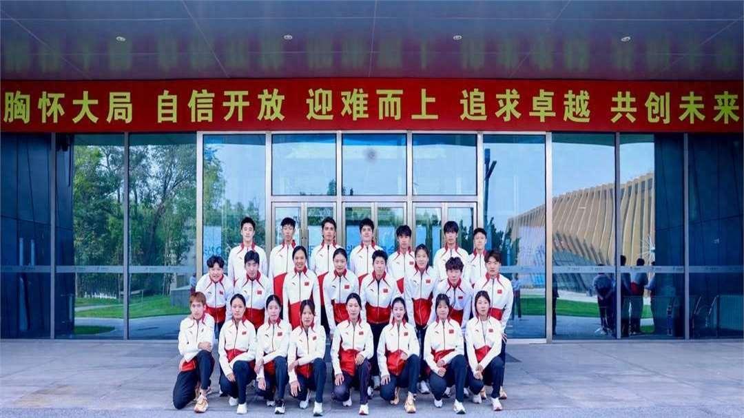 加油！中国短道速滑队出征世巡赛
