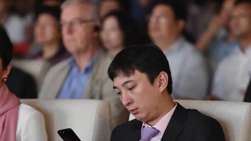 王思聪的慷慨之举。王思聪给黄一鸣抚养费一年三百万和一套房子。