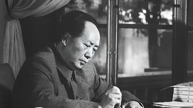 1953年，卫生部要废除中医，毛主席听闻极力阻止，撤职两名部长