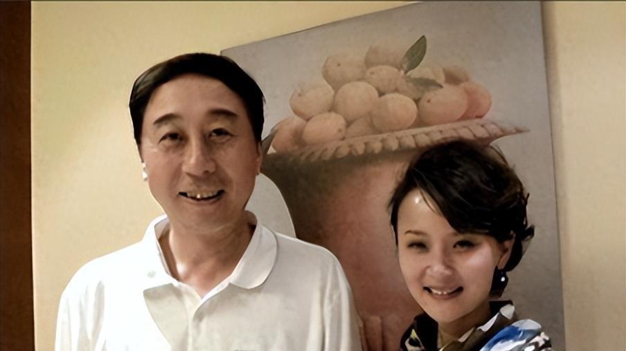 原来她是冯巩的妻子，背后默默无闻支持他，难怪可以大红大紫