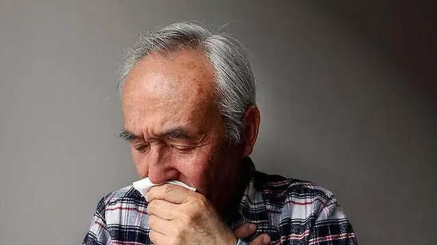 痰是肺部健康“提示板”？“红黄绿灰白”5种痰，分别说明啥？