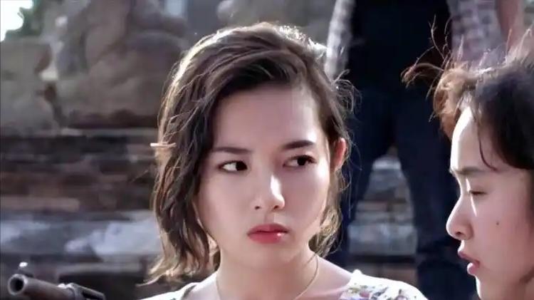 “蜜桃女孩”靠拍片成名，深陷“三人行”丑闻，至今仍未婚未孕