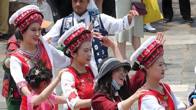 中国又一城市被“霸占”，10万老外不愿走，还想留下来结婚生子