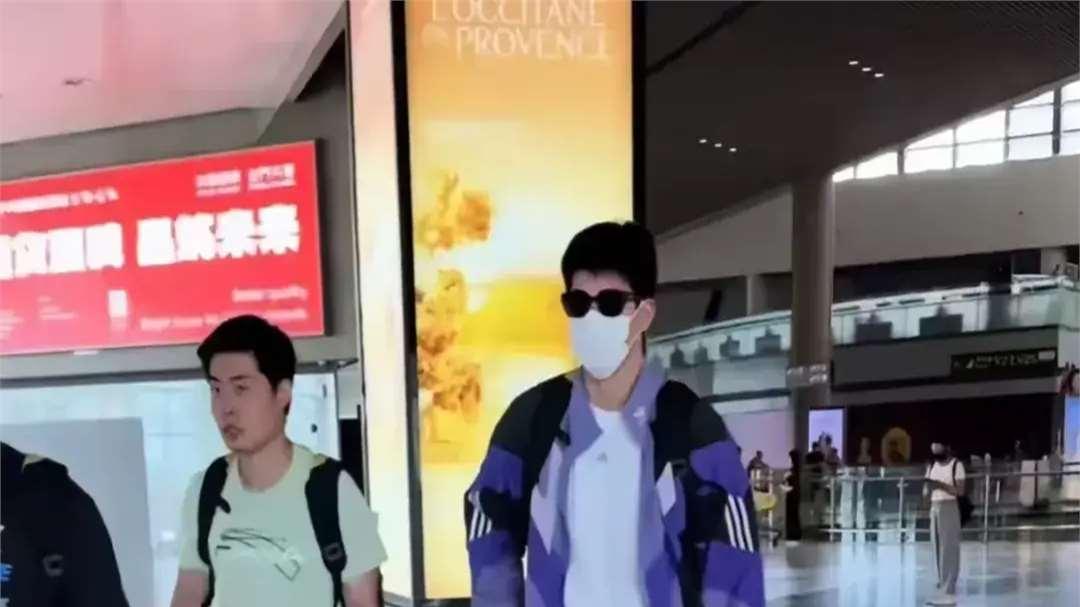 潘展乐太牛了！一夜之间带火紫色阿迪外套，网友疯抢一空全部断货