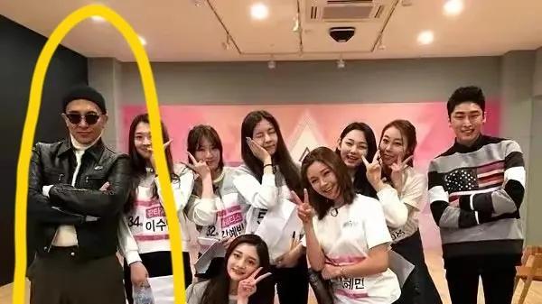 具俊晔导师身份亮相，与美女合影笑开怀，打扮却显土气