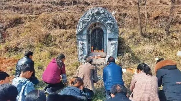 经常上坟与从不上坟：两种选择，两种人生况味
