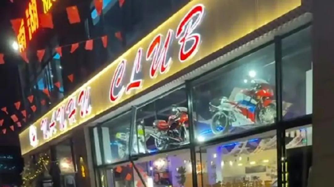 江苏一男子口角后气愤难平，捅死1人再驾小米Su7撞10多架电车