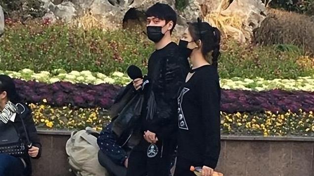 冯绍峰闯入“渣男”赛道：失婚3年再曝恋情，凭啥总能吸引大美女