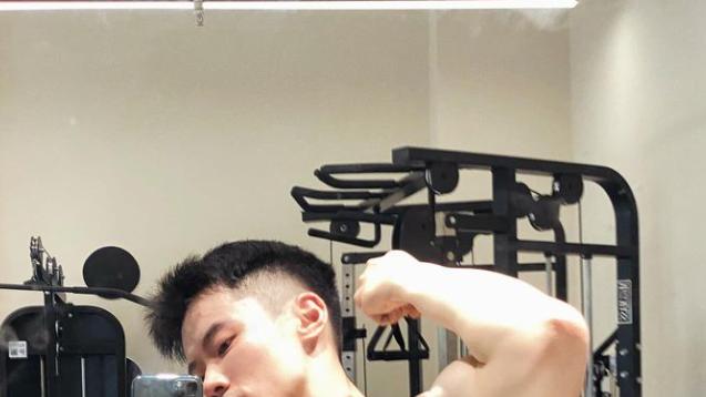 健身小鲜肉，运动期间狂减脂，练出腹肌身材，男人如何有有效减脂？