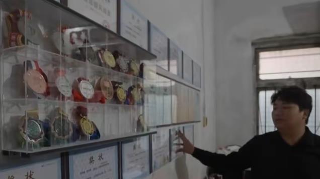 全红婵“荣誉墙”首次遭曝光，满屋子的荣誉！