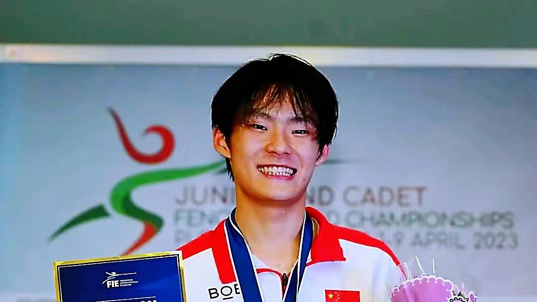 巴黎奥运启幕：中国红在塞纳河畔绽放