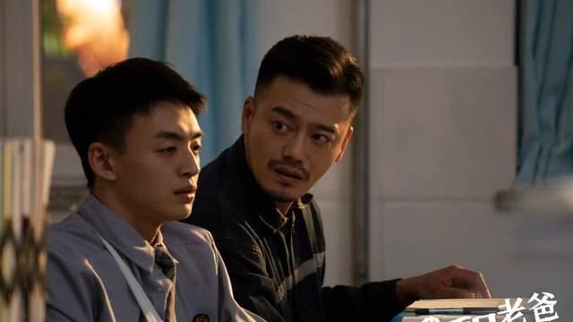 《我和老爸是同桌》老爸变成同学，这下同窗关系真处成父子关系