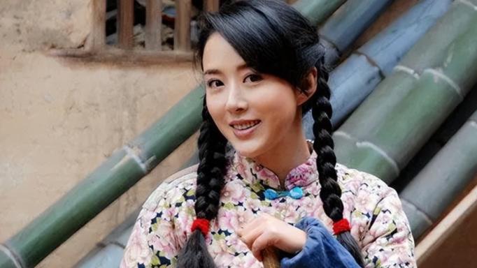 “最美嫦娥”嫁小4岁丈夫，44岁大龄生子，活成千万人羡慕的样子