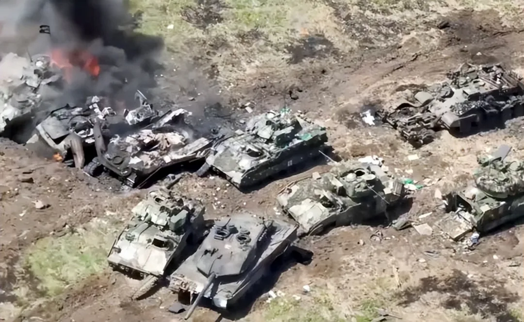 乌200多辆坦克冲进库尔斯克，俄军苏-34狂炸不停，60名军官被斩首3个连遭歼灭！