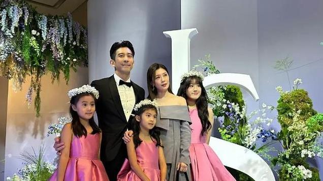 贾静雯参加萧敬腾婚礼，却被小女儿抢镜，网友专挑妈妈优点长