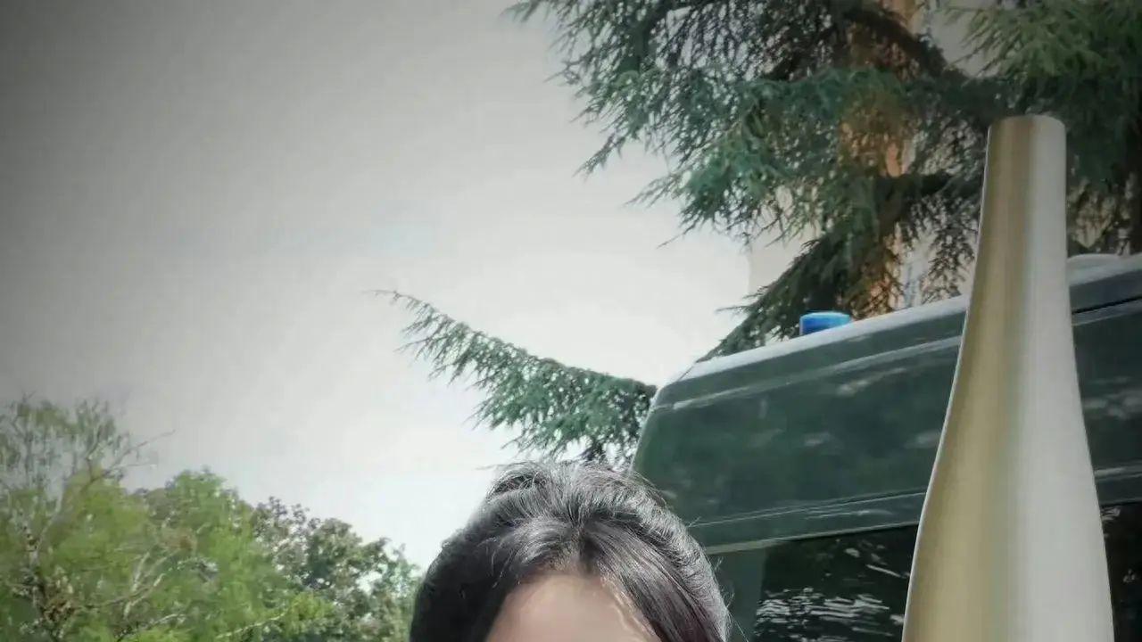 巴黎火炬旁杨紫，白装马尾活力绽放