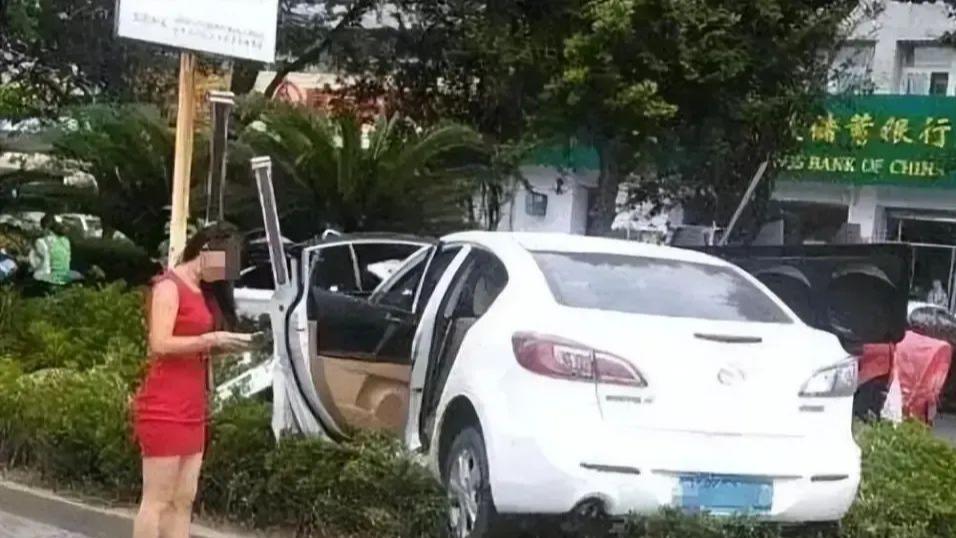 女司机4S店试车，连撞21辆奥迪？