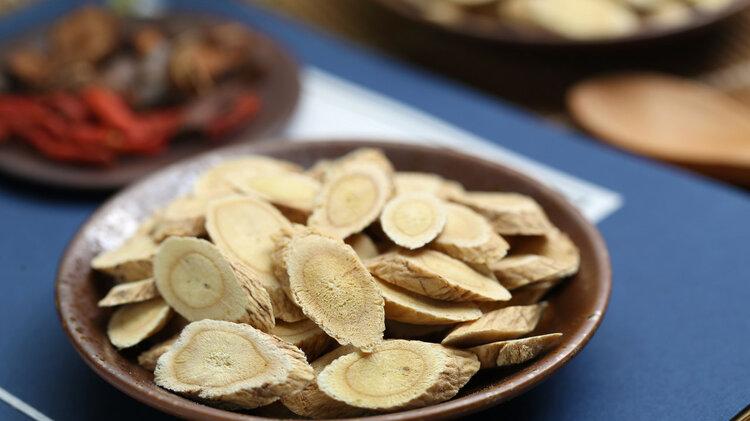 九旬国医大师20年养生秘方：每天一杯黄芪水，脾胃好、人长寿百岁