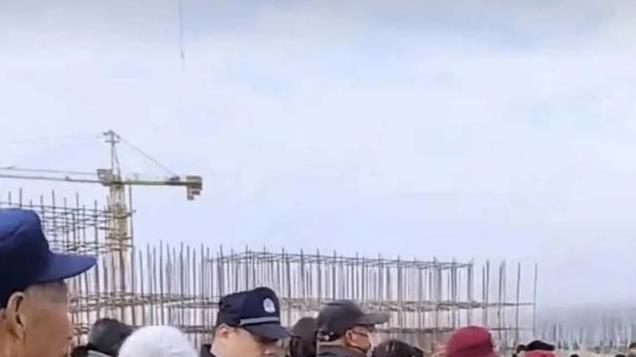 网传河南一地占耕地建火葬场，引发村民愤怒！一帮老婆婆守在工地