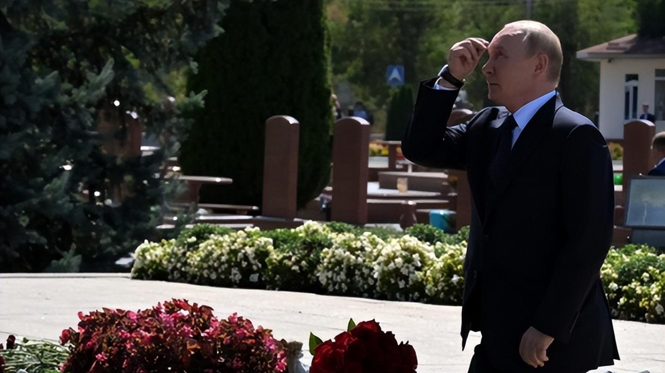 普京当众下跪，举动太不寻常，不到24小时，中国宣布重大条例！