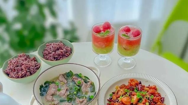 美食图片：做一个幸福的人喂马，劈柴。