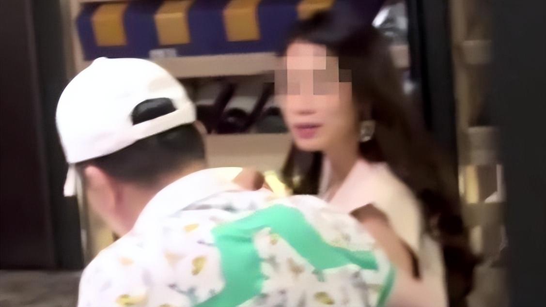 56岁赵正平官宣当爸，小22岁空姐妻子产子，曾称两人凭感动去登记