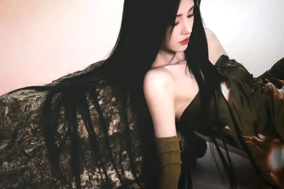 鞠婧祎的甜笑与生活的诗意：从明星日常看现代女性的生活美学