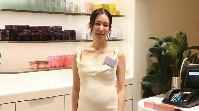香港知名女星怀孕后上围变丰满，挺着大肚运动，预产期在明年春天