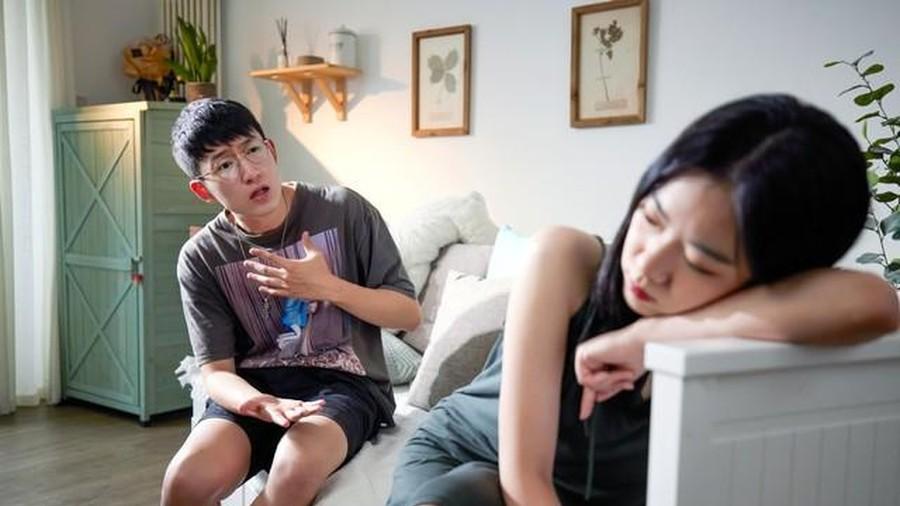 她32岁，工资5500，老公要每月给婆婆4000，她：我爸每月补贴2000