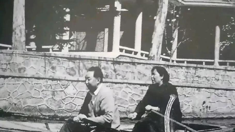 15岁入党，18岁与首长成亲，如今健在却几乎不公开露面
