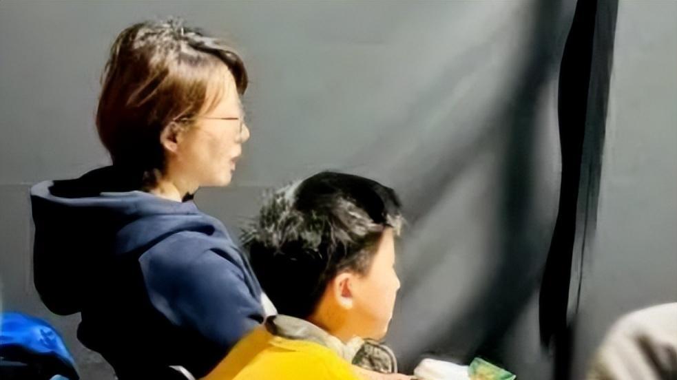 董卿带子看展，素颜气质好，儿子侧脸和她一样，网友：基因强大！